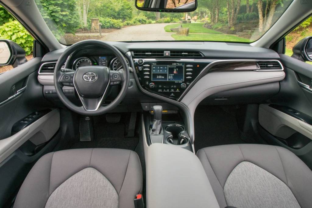 Новая Toyota Camry V6 2019 и рестайлинговая Mazda 6 2.5 турбо